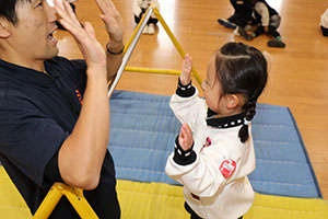 体操教室　－鉄棒ー　うさぎ