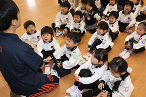 体操教室　－鉄棒ー　うさぎ