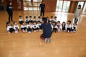 体操教室　－鉄棒ー　うさぎ