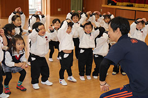 体操教室　－鉄棒ー　うさぎ