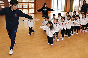 体操教室　－鉄棒ー　うさぎ