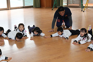 体操教室　－鉄棒ー　うさぎ