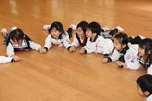 体操教室　－鉄棒ー　うさぎ