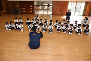 体操教室　－鉄棒ー　りす