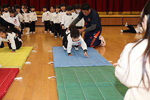 体操教室　－鉄棒ー　りす