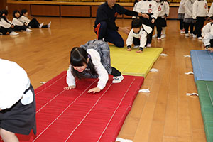 体操教室　－鉄棒ー　りす