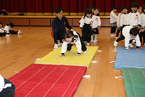 体操教室　－鉄棒ー　りす