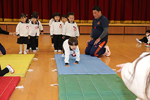 体操教室　－鉄棒ー　りす