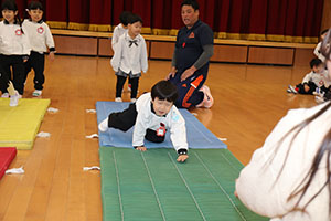 体操教室　－鉄棒ー　りす