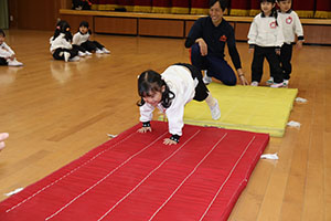 体操教室　－鉄棒ー　りす