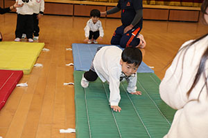 体操教室　－鉄棒ー　りす