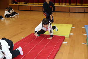 体操教室　－鉄棒ー　りす