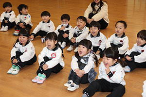 体操教室　－鉄棒ー　りす