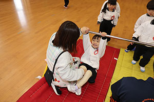 体操教室　－鉄棒ー　りす