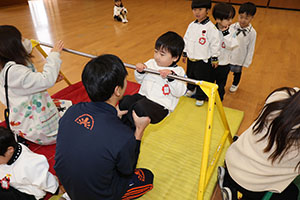 体操教室　－鉄棒ー　りす