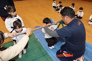 体操教室　－鉄棒ー　りす