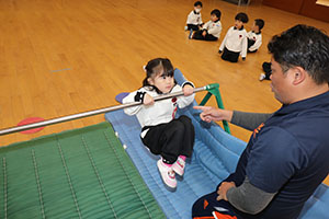 体操教室　－鉄棒ー　りす