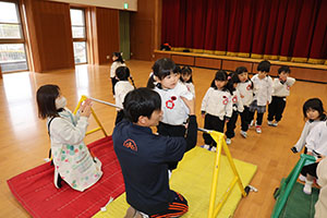 体操教室　－鉄棒ー　りす