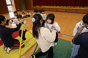 体操教室　－鉄棒ー　りす