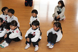 体操教室　－鉄棒ー　りす