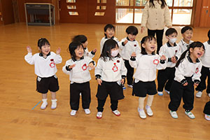 体操教室　－鉄棒ー　りす