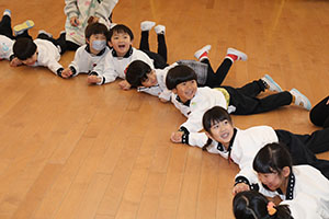 体操教室　－鉄棒ー　りす