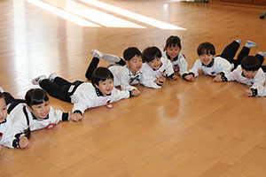 体操教室　－鉄棒ー　りす