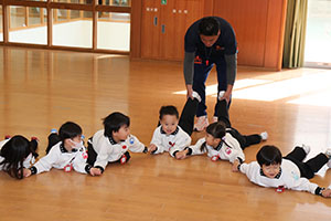 体操教室　－鉄棒ー　りす