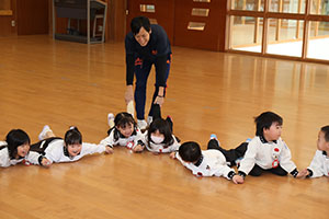 体操教室　－鉄棒ー　りす