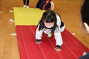 体操教室　－鉄棒ー　ことり