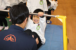 体操教室　－鉄棒ー　ことり