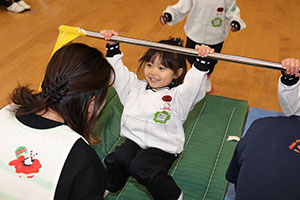 体操教室　－鉄棒ー　ことり