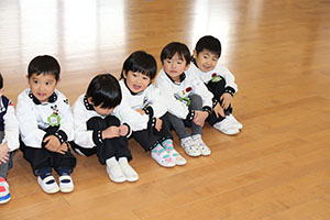 体操教室　－鉄棒ー　ことり