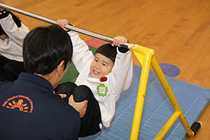 体操教室　－鉄棒ー　ことり