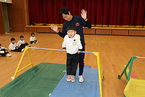 体操教室　－鉄棒ー　ことり