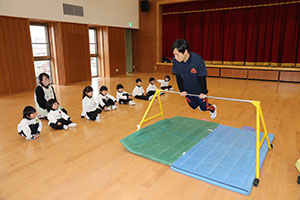 体操教室　－鉄棒ー　ことり