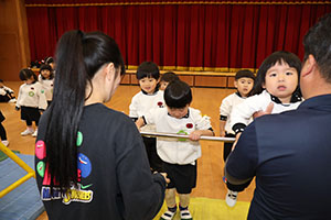 体操教室　－鉄棒ー　ことり