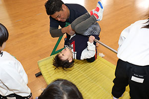 体操教室　－鉄棒ー　ことり