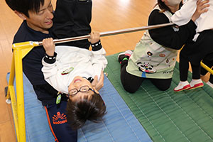 体操教室　－鉄棒ー　ことり