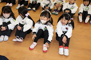 体操教室　－鉄棒ー　ことり