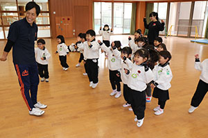 体操教室　－鉄棒ー　ことり