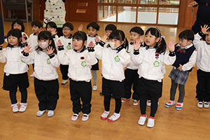 体操教室　－鉄棒ー　ことり