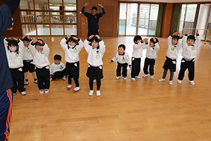 体操教室　－鉄棒ー　ことり