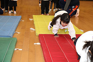 体操教室　－鉄棒ー　ことり