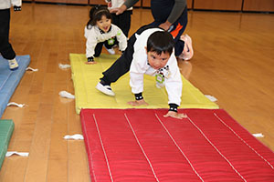 体操教室　－鉄棒ー　ことり