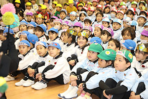 1月生まれの誕生会「ブラックシアター」　NO．1