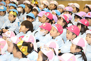 1月生まれの誕生会「ブラックシアター」　NO．1