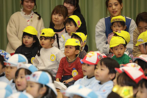 1月生まれの誕生会「ブラックシアター」　NO．1