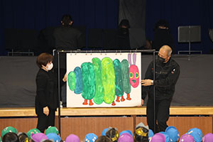 1月生まれの誕生会「ブラックシアター」　NO．1