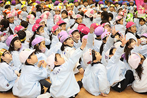 1月生まれの誕生会「ブラックシアター」　NO．1